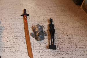 lot 83 image: Set of 3 Collectible Ethnic Carvings and Artifacts