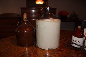 lot A-97 image: Set of 2 Vintage Earthenware Jugs with Handle