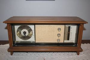 lot 101 image: Vintage Sears Silvertone Model 6049 AMFM Clock Radio