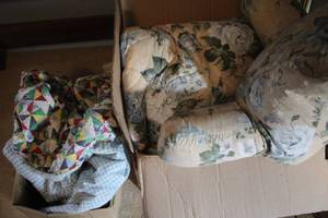lot 106 image: Floral Pattern Comforter Set with Quilts
