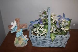 lot 113 image: Decorative Cross and Flower Basket Set