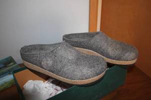 lot 123 image: Haflinger Wool Slippers Size 39 with Felt Top