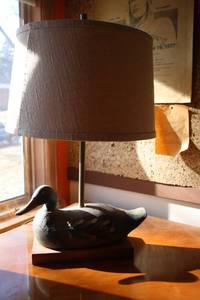 lot 128 image: Vintage Duck Shaped Table Lamp with Drum Shade