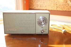 lot 138 image: Vintage General Electric Solid State AMFM Radio