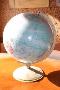 lot 139 image: Vintage Rotating World Globe on Metal Base