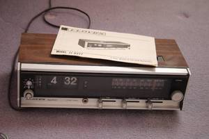 lot 158 image: Vintage Lloyds Model JJ-6277 AMFM Clock Radio with Manual