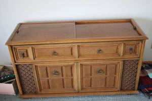 lot 178 image: Vintage Magnavox Astro-Sonic Console Stereo with Polynesian Design