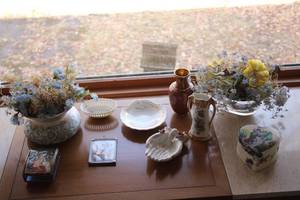 lot 187 image: Collection of Vintage Porcelain and Decorative Pieces