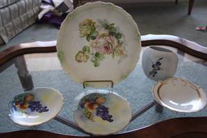 lot 196 image: Vintage Tableware Set with Floral and Fruit Designs