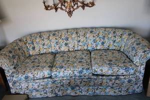 lot 199 image: Vintage Floral Pattern Curved Sofa