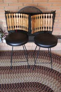 lot 218 image: Set of 2 Vintage Bar Stools with Wooden Backrests and Black Cushioned Seats