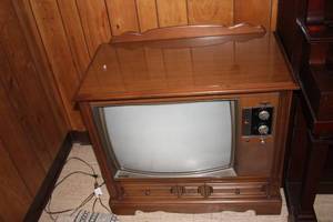 lot 231 image: Vintage Console Television in Wooden Cabinet