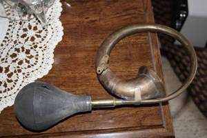 lot 235 image: Vintage Brass Bulb Horn with Rubber Bulb