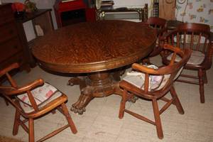 lot 238 image: Vintage 5-Piece Oak Dining Table and Chairs Set