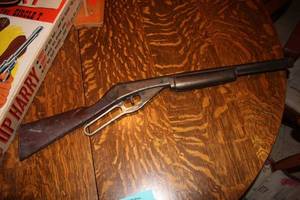 lot A-239 image: Vintage Daisy Model 12 BB Gun Rifle
