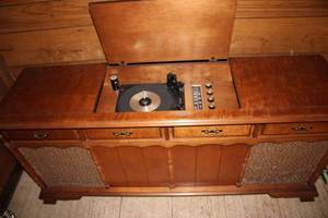 lot 255 image: Vintage Wooden Stereo Console with Built-in Record Player