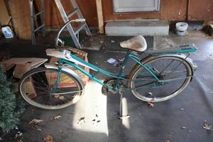 lot 272 image: Vintage Sears Spaceliner Bicycle - Classic Blue Design