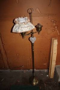 lot 282 image: Vintage Brass Floor Lamp with Decorative Shade