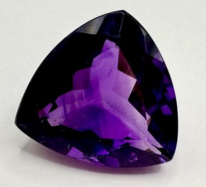 lot 11J image: Triangular Shaped Amethyst Gemstone