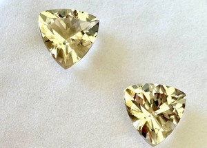 lot 36J image: Two 9mm Yellow Labradorite Gemstones