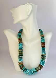 lot 32J image: Beautiful Turquoise Beaded Necklace