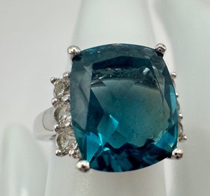 lot 16J image: Beautiful Sterling and Aquamarine Ring