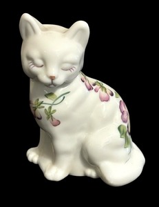 lot 23 image: Hand Painted Fenton Pansy Cat Figurine