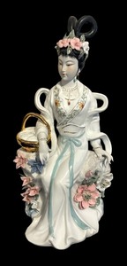lot 27 image: Pretty Porcelain Geisha Sculpture