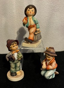 lot 31 image: Three Vintage Hummel Figurines including Merry Wanderer, Lost Stocking and Little Tooter