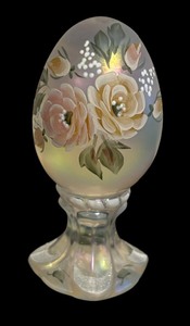 lot 59 image: Vintage Fenton Hand Painted Glass Egg Figurine  Vintage Fenton Romance Egg