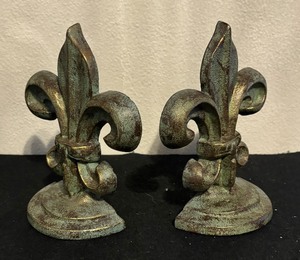lot 86 image: Pair of Black Cast Iron Fleur De Lis Shelf Decor Book Ends