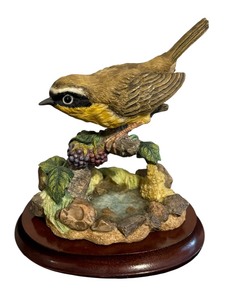lot 161 image: Yellow Throated Warbler Bird Figurine from the Premier Bird Collection by Maruri