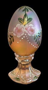 lot 19 image: Vintage Limited Edition Hand Painted Champagne Opalescent Fenton Egg Figurine