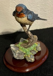 lot 197 image: Barn Swallow Bird Figurine from the Premier Bird Collection by Maruri