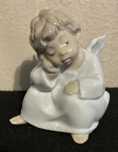 lot 206 image: Lladro Angel Thinking Figurine