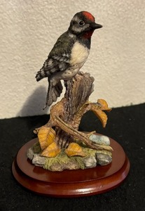 lot 251 image: Yellow Bellied Sapsucker Bird Figurine from the Premier Bird Collection by Maruri