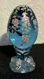 lot 253 image: Fenton Limited Edition Periwinkle Blue Glass Egg Figurine