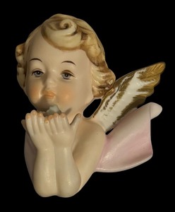 lot 275 image: Vintage Norcrest Cherub Decor