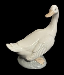 lot 268 image: Lladro NAO Duck Figurine