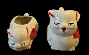 lot 92 image: Vintage 50s Shawnee Pig Figurine Pottery Creamer and Sugar Set