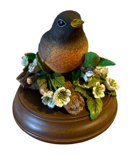 lot 190 image: Natures Journey 2010 Robin & Flowers Statuette