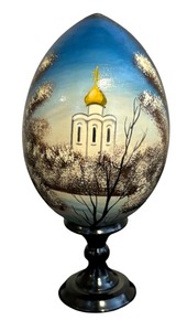 lot 346 image: Hand Painted Decorative Egg Figurine