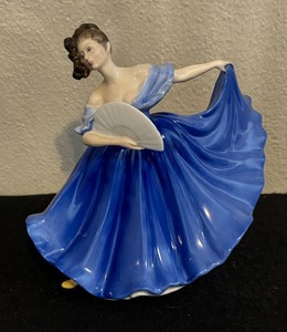 lot 372 image: Royal Doulton Elaine, HN 2791 Figurine