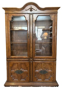 lot 11 image: Classy Vintage Display Cabinet  Hutch