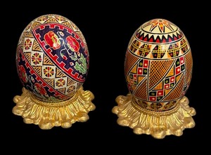 lot 404 image: Two Ukrainian Hane Decorated Egg Figurines