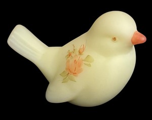 lot 428 image: Fenton Satin Custard Hand Painted Bird Figurine