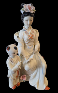 lot 7 image: Lovely Chinese Mother & Child Figurine