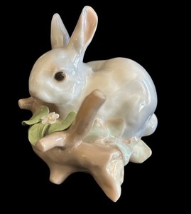 lot 468 image: Vintage 1971 Lladro Bunny Figurine