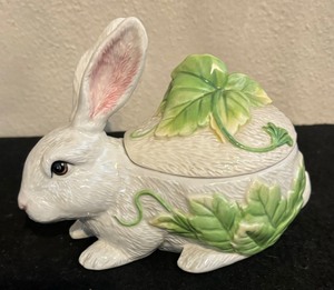 lot 436 image: Fitz & Floyd Fattoria Rabbit Dish