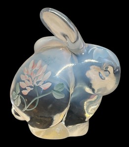 lot 439 image: Vintage Fenton French Opalescent Hand Painted Bunny Figurine